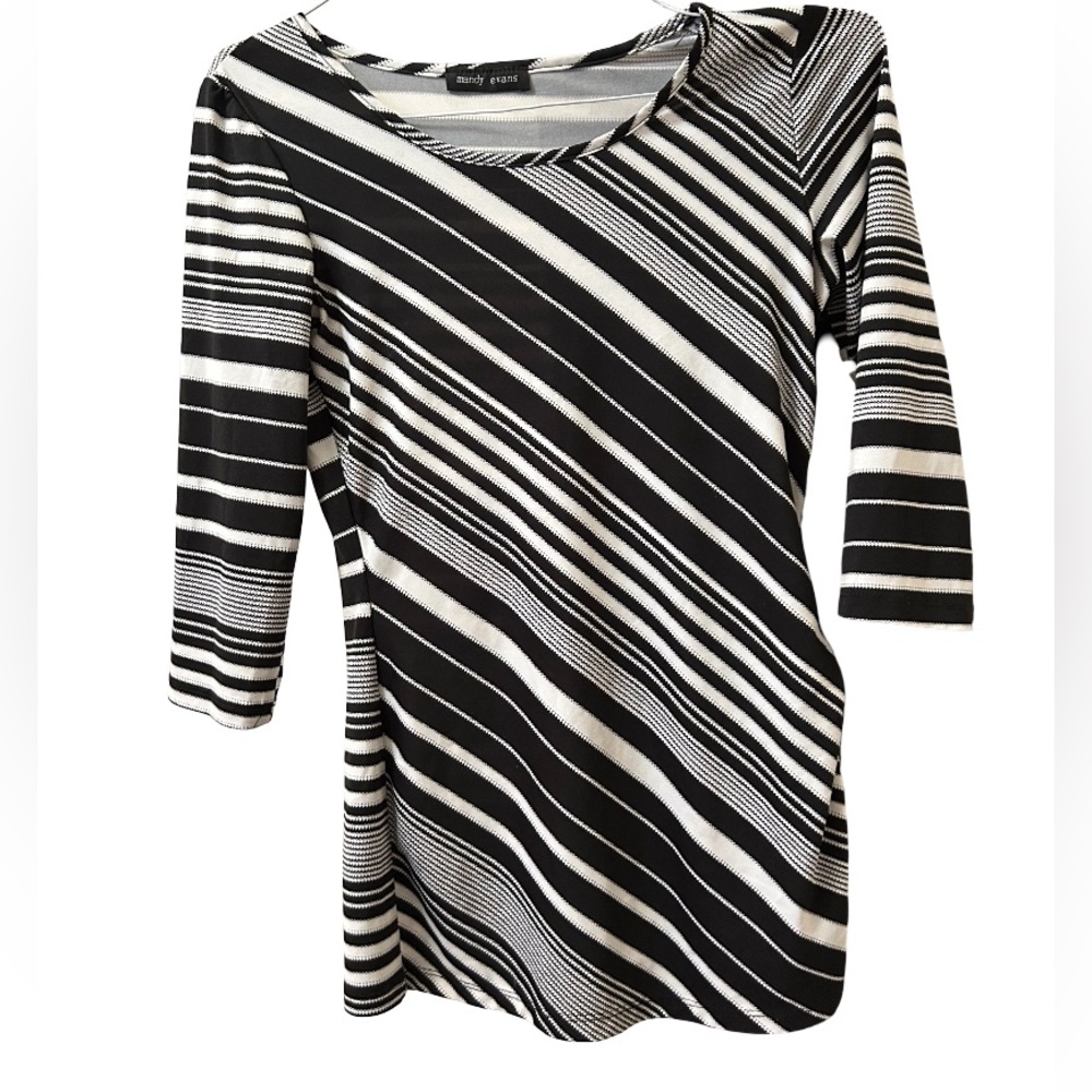 Mandy Evan’s Black and White Patterned Mid-Sleeve Top.